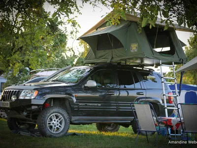 Camping-car au bord de l'étang